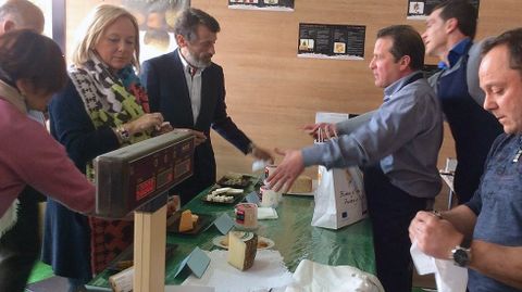 La presidenta del PP, Mercedes Fern�ndez, y el diputado Mat�as Rodr�guez Feito, en la feria de muestras de Tineo.La presidenta del PP, Mercedes Fern�ndez, y el diputado Mat�as Rodr�guez Feito, en la feria de muestras de Tineo 