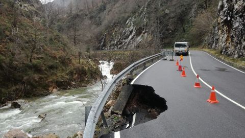Los efectos del temporal registrado la semana pasada siguen dejándose sentir en el oriente asturiano agravados por la ciclogénesis explosiva 'Gabriel' que ha llegado este martes a la cornisa cantábrica. Así, los vehículos de gran tonelaje tienen prohibido desde el lunes circular por la vía N-625 que une Asturias y León por el puerto del Pontón a consecuencia de un hundimiento registrado en uno de los dos carriles