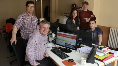 �ngel Falc�n, en primer t�rmino, junto a redactores de La Voz de Asturias