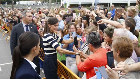 Tras saludar a los vecinos, la reina concluy su visita a la localidad.