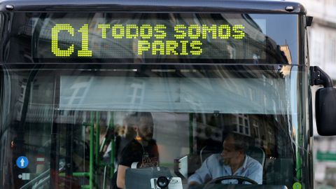 VIGO. Autob�s con cartel de solidaridad por los atentados de Par�s.
