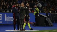 scar Gilsanz da instrucciones a sus jugadores junto a su ayudante David Lagar