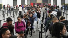 Imagen de las largas colas de inmigrantes esperando para acceder a los servicios de atenci�n para la regularizaci�n extraordinaria