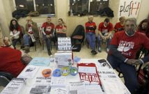 <span lang= es-es >Encierro en el 12 de Octubre</span>. Desde mediados de diciembre, enfermos y familias est�n encerrados en el hospital 12 de Octubre de Madrid. Para pedir medicamentos para todos -al margen de la gravedad de cada caso- organizan una marcha ma�ana desde el centro m�dico a La Moncloa.  