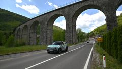 El Renault 4 el�ctrico pilotado por Shirley Fern�ndez, en un momento del Eco Rali de Eslovenia.