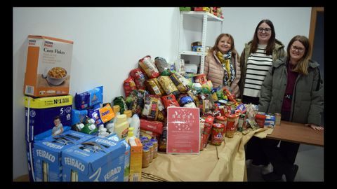 Las reponsables del CRA de Valga con la edil