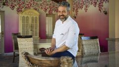 Miguel, en la terraza de su restaurante en A Morteira (O Pereiro de Aguiar)