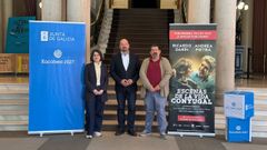 Xos� Merelles, en el centro de la imagen, present� la obra en Vigo.