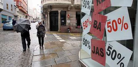 Negocios de A Magdalena anunciaban ayer descuentos de hasta el 50 % en el precio que se empezar�n a aplicar hoy mismo.