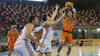 Caio Pacheco lanza durante el partido del Leyma Coru�a ante el Manresa.
