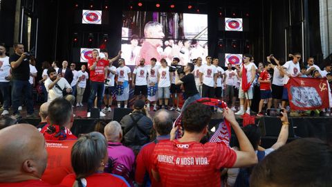 Celebraci�n del ascenso de la UD Ourense a Primera Federaci�n en la plaza Mayor de la ciudad.