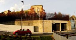 Beatriz Sestayo reconoci� que tuvo siete meses el coche de su hija aparcado en el p�rking privado del Parlamento, a la derecha.
