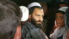 Un preso abraza a sus familiarea a su salida de la prisi�n de Bagram