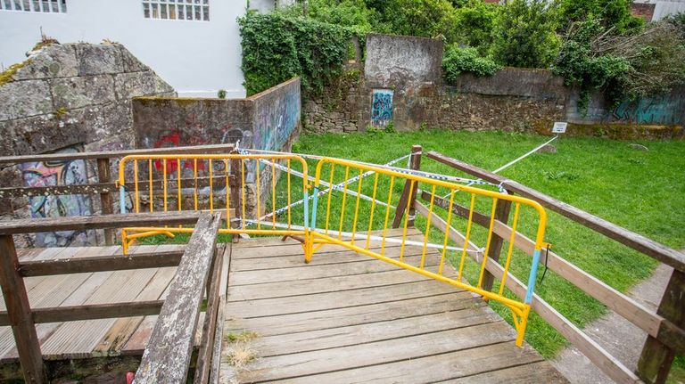 Para rescatar al joven que luego falleci� hubo que romper parte de la pasarela de madera del Gafos. 