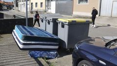 Imagen de archivo de enseres voluminosos depositados en la calle, en un barrio de Santiago.