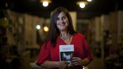 Arantza Portabales co libro 'Beleza vermella'