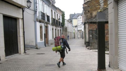 Un peregrino en la Porta de Cima, en el tramo urbano del Camino Norte, el ao pasado