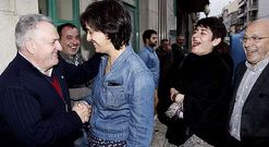 Paula Fern�ndez departiendo con militantes antes de la reuni�n para explicarles su marcha.