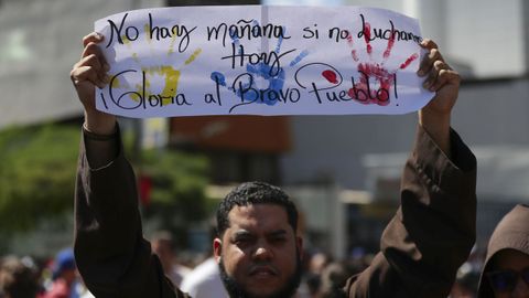 Un seguidor de Machado con un cartel en una marcha en Caracas