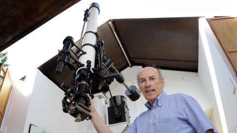 Jos ngel Docobo, catedrtico emrito de Astronoma de la USC ycoordinador de investigacindel observatorio Ramn Mara Aller