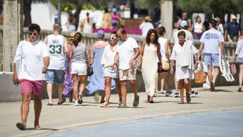 Turistas paseando por el paseo martimo de Silgar, en Sanxenxo. 