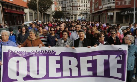 Momento de la marcha contra la violencia de g�nero ayer por la ma�ana en Foz. 