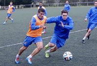 Adri�n y Lobato pugnan por un bal�n durante un entrenamiento en A Xunqueira. 
