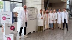 La gerente del �rea, Fernanda L�pez Crecente, rodeada de otros profesionales, junto al contenedor, en el pasillo principal del hospital
