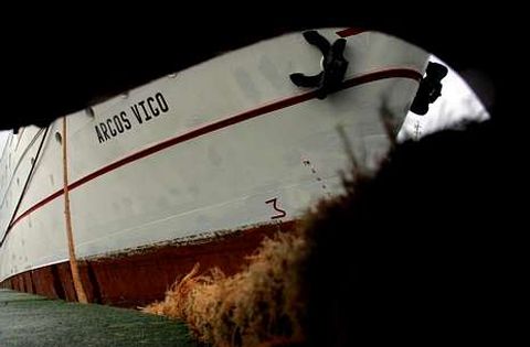 Un barco de la Armadora Pereira, atracado en los muelles del Berbs.