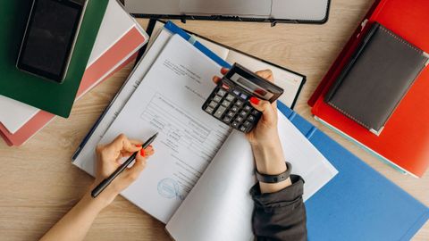 Persona revisando documentos financieros