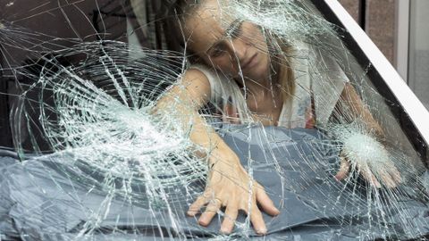 Luna de un coche da�ada como consecuencia de la inusual tormenta de granizo en La Bisbal d'Empord� y otros municipios de Gerona.