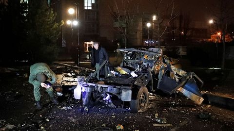 Operarios inspeccionan los restos del coche bomba