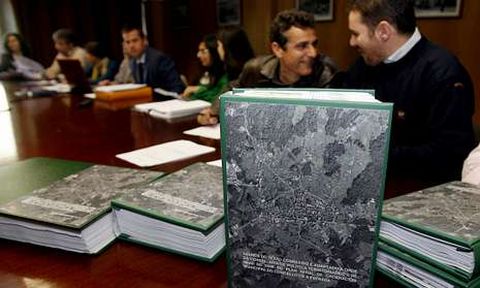 El BNG cree que el trabajo previo del PXOM ?en la foto, comisi�n de Urbanismo en 2009? puede no servir