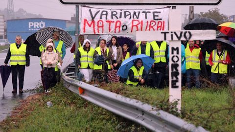 Las plataformas vecinales de Caldas y Portas protestaron este domingo contra la variante oeste