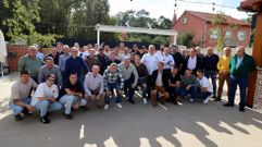 Sueiro, con camisa de cuadros en primera fila, con los compaeros que le organizaron la comida