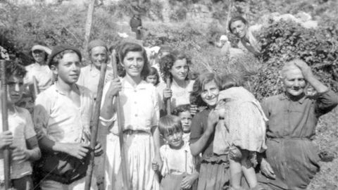 Vecinos de Pracns (Chandebrito) en una limpieza de caminos en el 1952