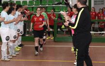 Las santiaguesas del Futsal hicieron el pasillo de honor. 