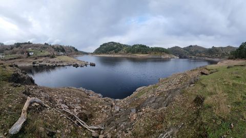 Belesar. El embalse ms grande de Galicia registra en estos momentos el 59 % de su capacidad total. El ao pasado por estas mismas fechas estaba al 92,52 %. Cuando el nivel se encuentra tan bajo emergen a menudo los restos del antiguo pueblo de Portomarn. 