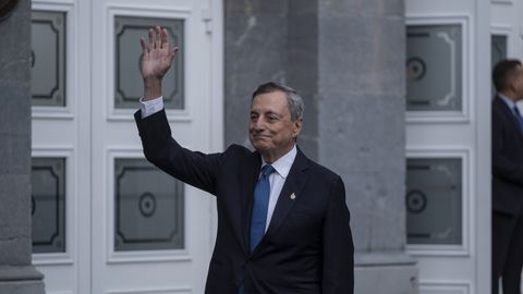 Mario Draghi, Premio Princesa de Asturias Cooperaci�n Internacional 2025, en la entrada del teatro Campoamor