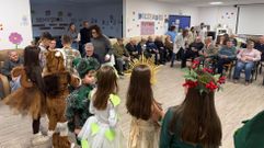 Escolares del colegio de Carballedo en una actividad en la residencia de mayores que hay en el municipio