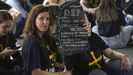 Sentada ante la consejería tras el abandono de la mesa de los sindicatos tras reunirse con la Consejería de Educación de los sindicatos ANPE, CSIF, CCOO, UGT y Suatea, convocantes de las huelgas en la enseñanza pública
