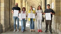 Pilar Lueiro y M�riam Louzao, segunda y tercera por la izquierda, presentaron el proyecto  Compostela iconogr�fica. Patrimonio vivo nas parroquias 