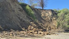 �ltimos desprendimientos del talud en la playa de O Regueiro, en Bergondo