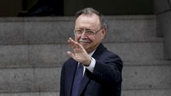 El presidente de Ceuta, Juan Jes�s Vivas, saluda a su llegada a la Audiencia Nacional.