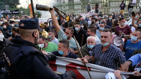 Cientos de ganaderos asturianos se manifiestan frente a la sede de Presidencia