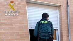 Un agente de la Guardia Civil entrando en la vivienda de Paiosaco en la que un octogenario pedía auxilio