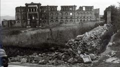 Plaza de Toros de Oviedo, justo despu�s de la Guerra Civil. Gravemente da�ada en 1932, volvi� a sufrir deterioro durante el conflicto