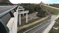 Un tramo de la l�nea de ferrocarril que pasa bajo un viaducto del corredor de Monforte a Lugo en Rubi�n de Cima