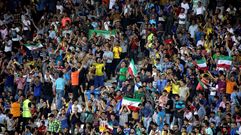 Aspecto de la grada del estadio de Teher�n durante un partido de f�tbol