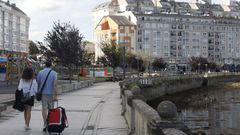 Turistas con sus maletas en Viveiro